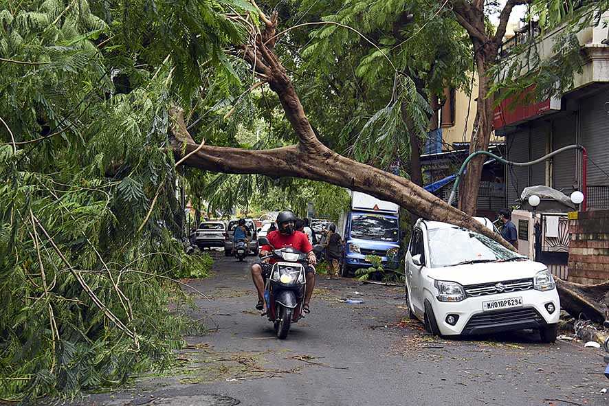 Topan Tauktae Terjang India Barat