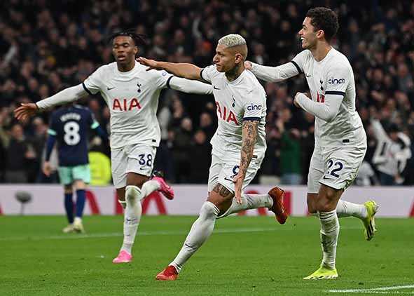Tottenham Merangsek ke Posisi Empat