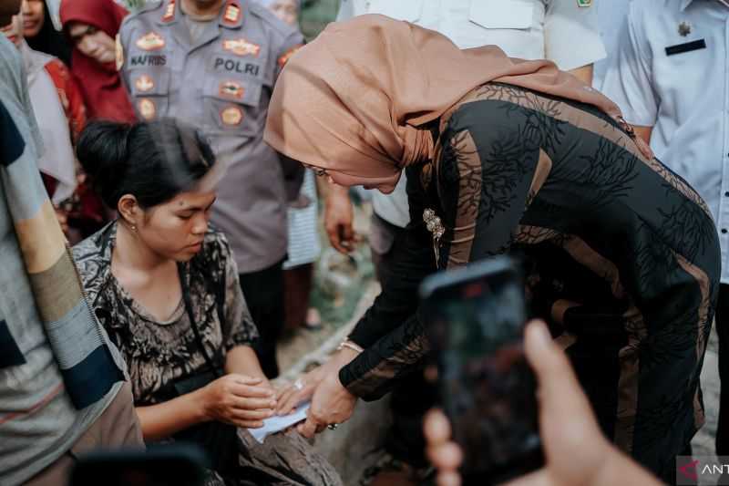 TP-PKK Kabupaten Solok serahkan bantuan ke warga korban kebakaran