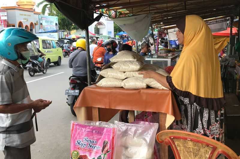 Tradisi Unik, Beras Fitrah Dijual dalam Kemasan di Sepanjang Jalan Kota Ambon