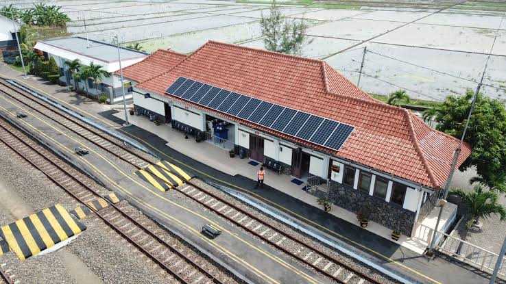 Transisi ke EBT, KAI Resmikan Pemasangan Solar Panel di Stasiun