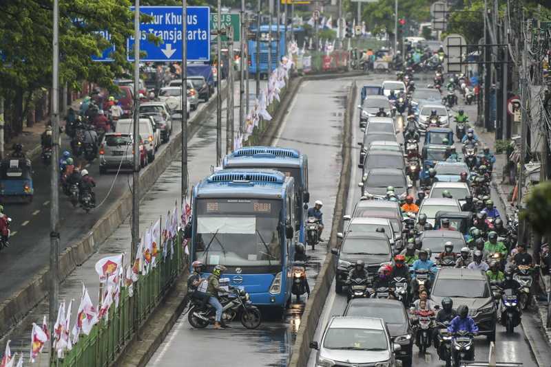 Transjakarta Tak Akan Kompromi Pengendara Masuk 'Busway'