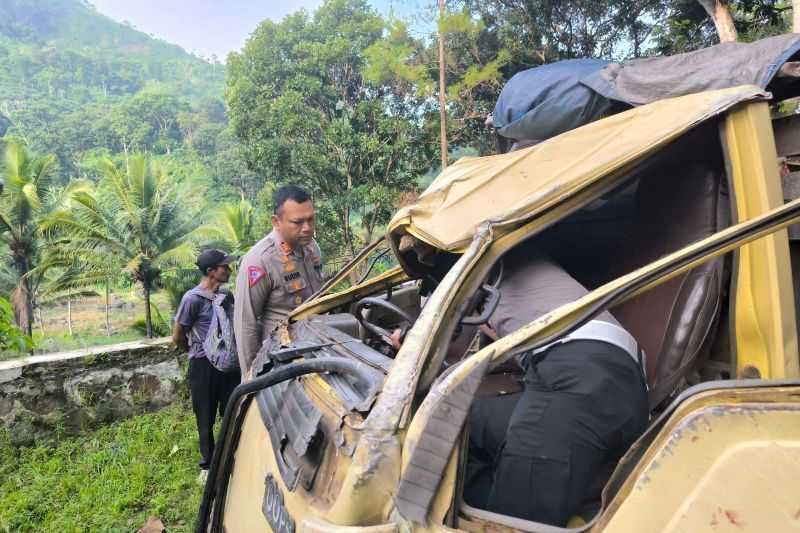 Truk Angkut Peziarah Terguling di Bandung Barat, 5 Orang Meninggal