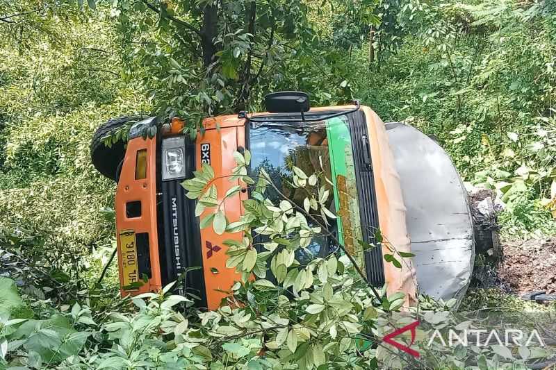 Truk pengangkut aspal tak kuat menanjak, terjun ke jurang