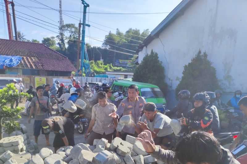 Truk Pengangkut Paving Blok Terguling di Rel Batutulis Bogor