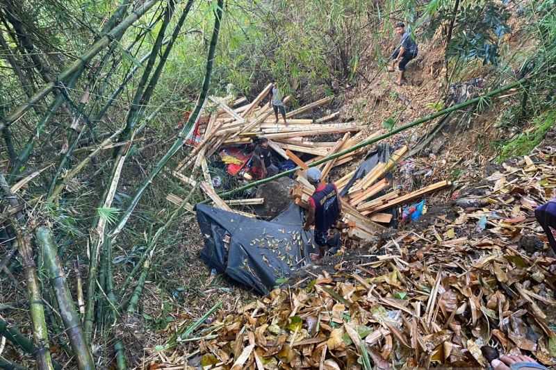 Truk Terjun ke Jurang Akibat Sopir Tidak Kuasai Medan Jalan di Sukabumi