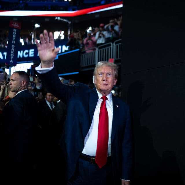 Trump Tampil Perdana dengan Perban di Telinga dalam Konvensi Partai Republik