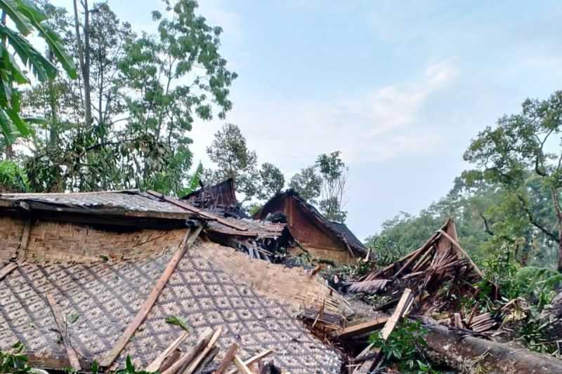 Tujuh Rumah di Pemukiman Badui Diterjang Puting Beliung