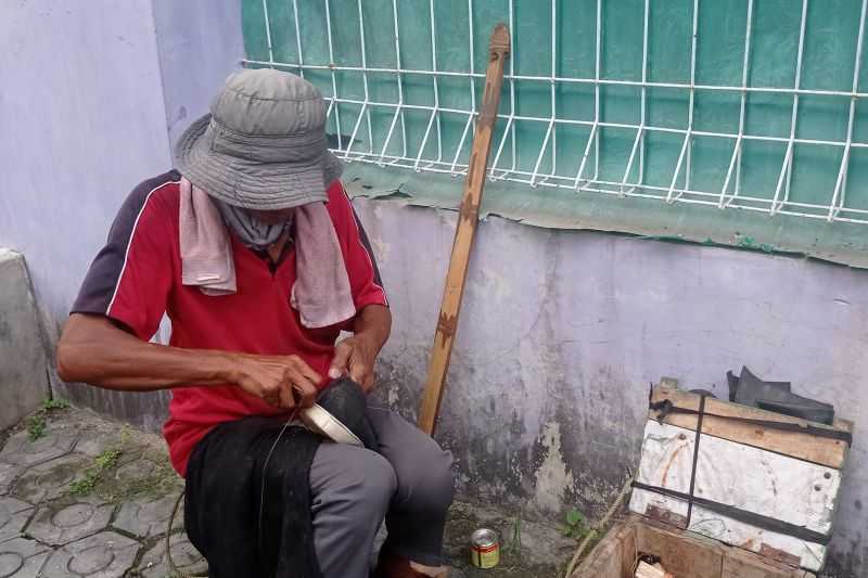 Tukang Sol Sepatu, Profesi Langka yang Bisa Hasilkan Rp300 Ribu/Hari