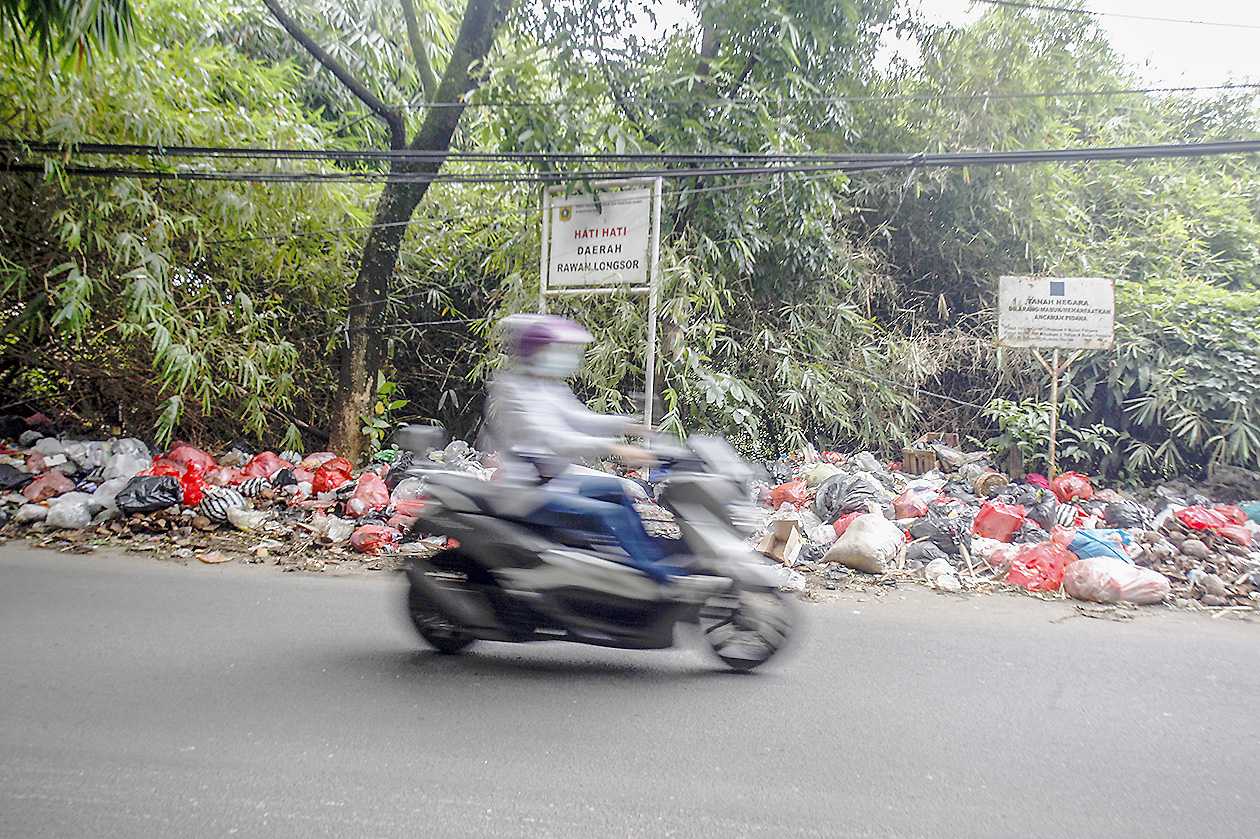 Tumpukan Sampah di Pinggir Jalan Karadenan