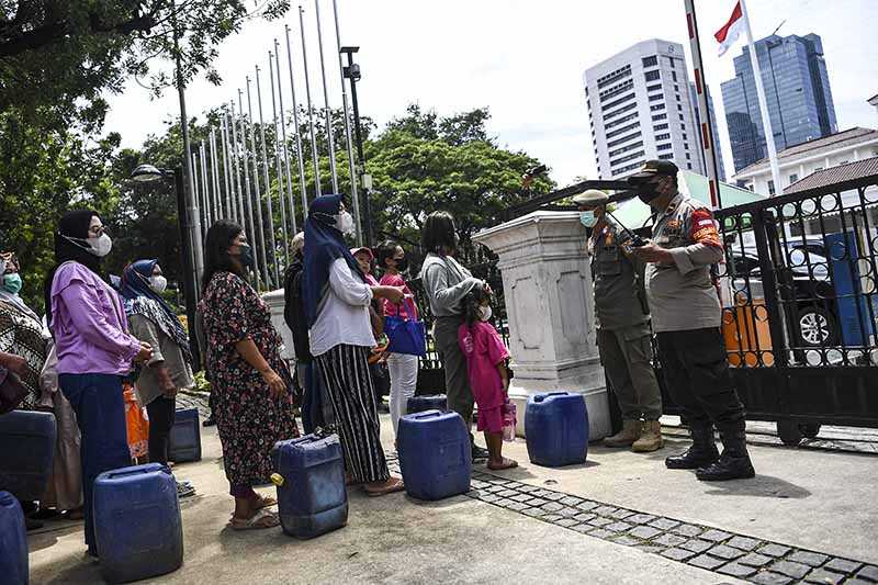 Tuntut Air Minum Layak