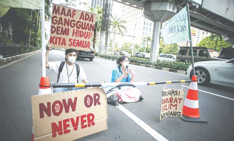 TUNTUT DEKLARASI DARURAT IKLIM