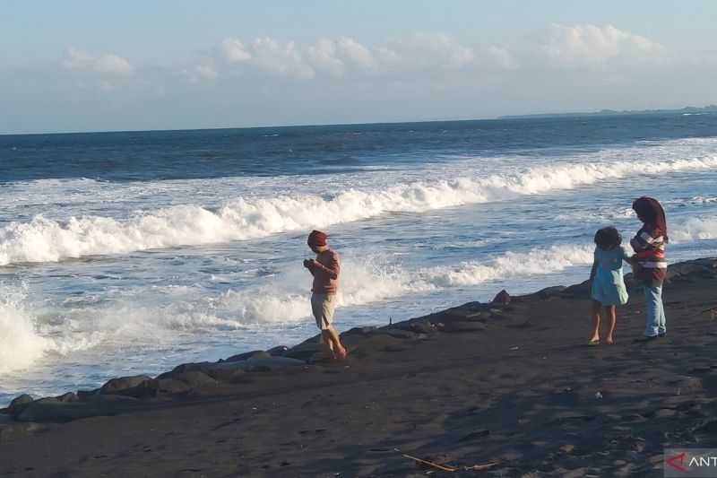 Turis dan Nelayan Bali Diminta Waspadai Gelombang Laut hingga 6 Meter