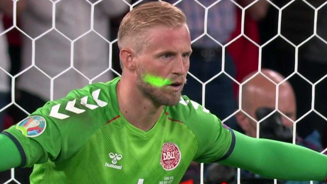 UEFA Selidiki Sinar Laser ke Wajah Kiper Denmark Kasper Schmeichel