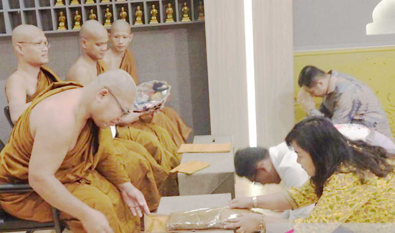 Umat Buddha di Jayapura Adakan Perayaan Kathina Puja