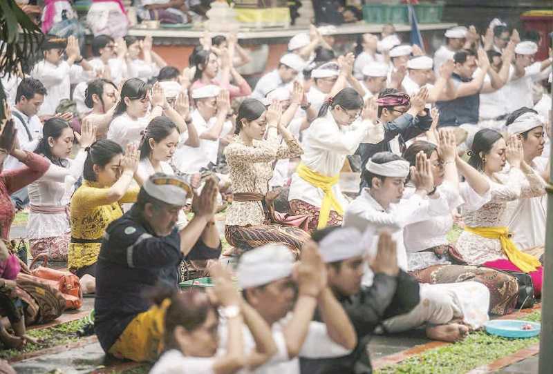 UMAT HINDU LAKSANAKAN SEMBAHYANG GALUNGAN DI JAKARTA