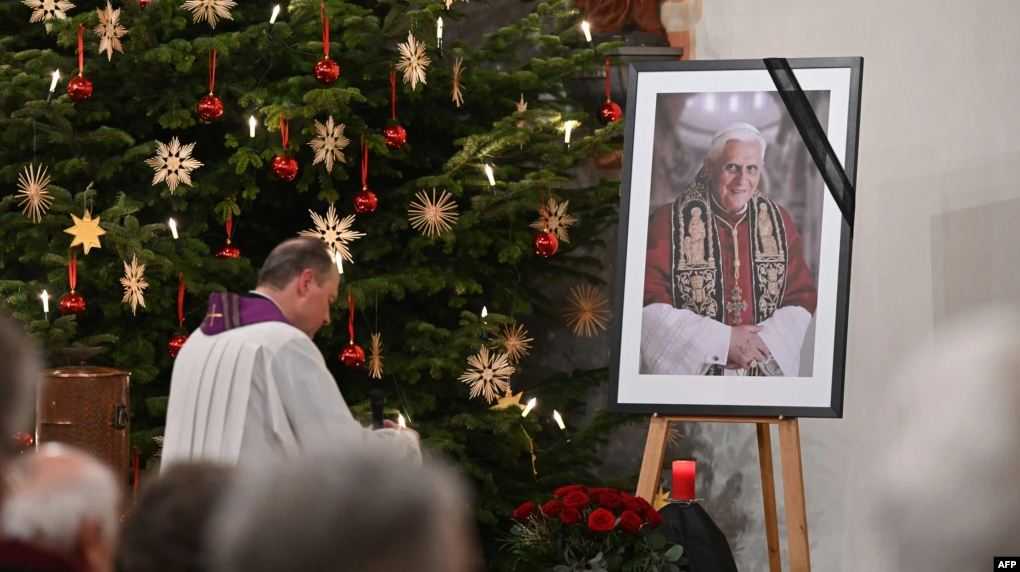 Umat Katolik Beri Penghormatan kepada Paus Benediktus XVI di Basilika St Petrus