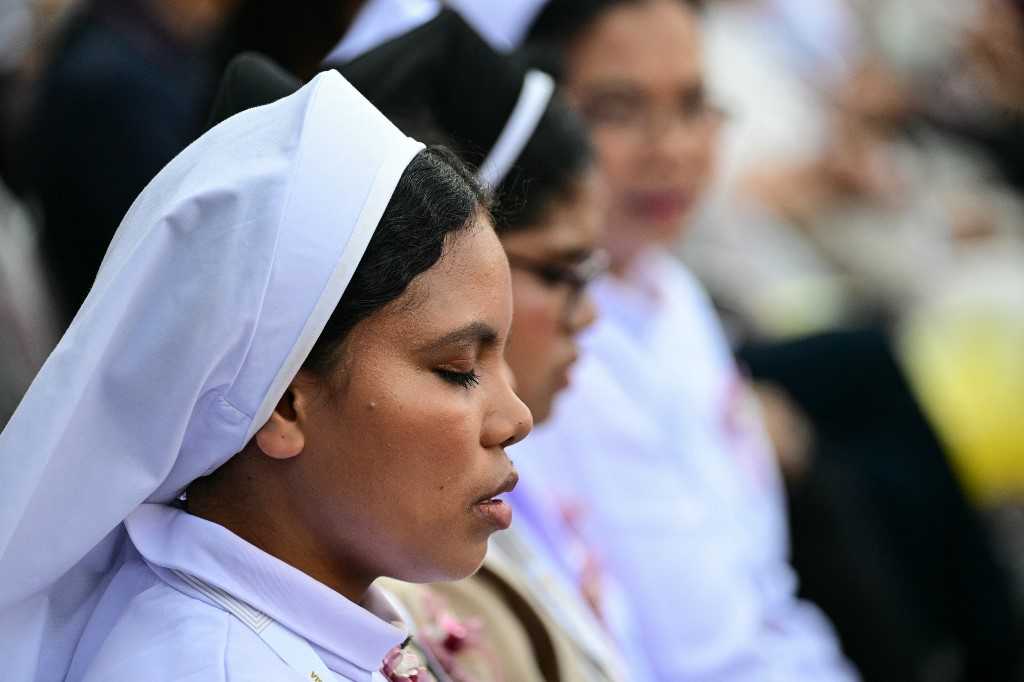 Umat Katolik se-Indonesia Padati GBK untuk Ikut Misa Akbar Bersama Paus Fransiskus 4