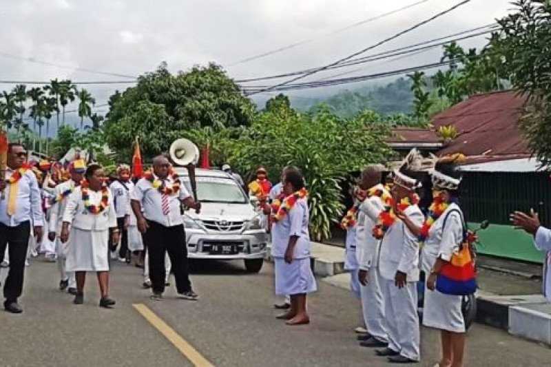 Umat Kristiani GPdI Kepulauan Yapen Arak Kirab Obor Pantekosta