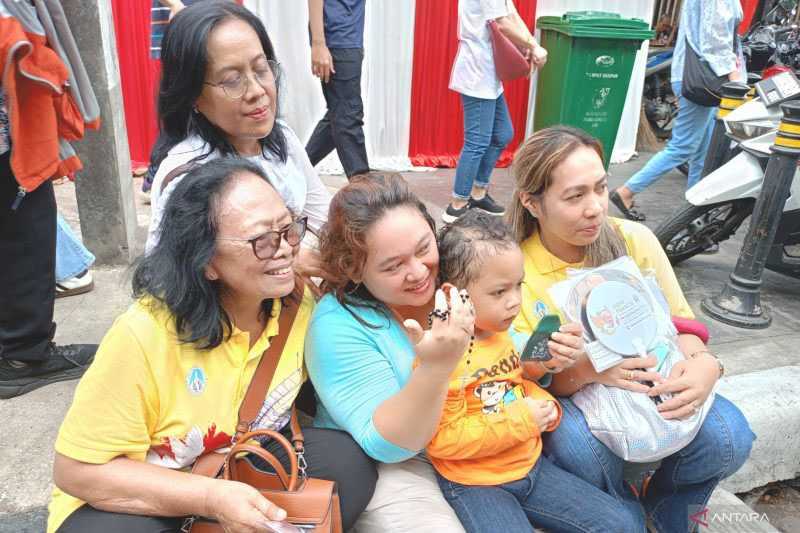 Umat Mengharapkan Berkat dan Doa dari Paus