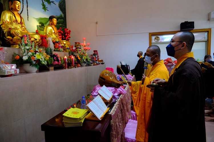 Umat Vihara Amurva Bumi Gelar Ritual Po Un