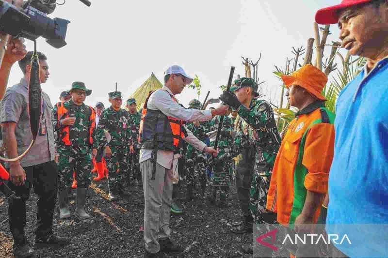 Unhan Bersihkan Sampah Pluit