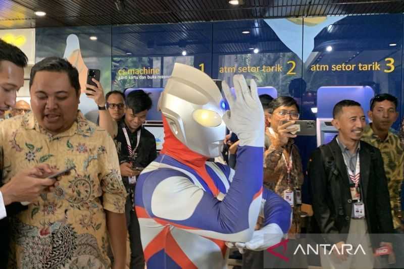 Unik, Anggota DPR Ini Pakai Kostum Ultraman Sebelum Pelantikan