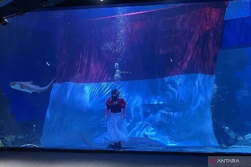 Unik, Imel Ten 2 Five Nyanyikan 'Indonesia Raya' di Dalam Aquarium JAQS