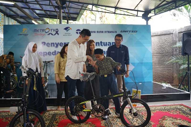 United Bike Bagikan Ratusan Sepeda kepada Guru dan Siswa