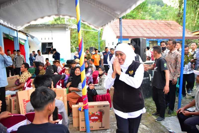 Upaya Meringankan Penderitaan Warga, Gubernur Jatim Serahkan Bantuan Korban Tanah Longsor di Ponorogo