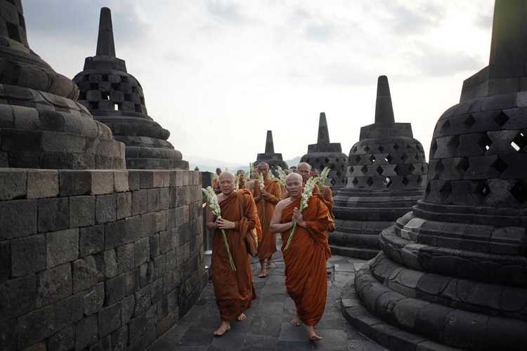 Usai Menempuh Perjalanan 2.600 Kilometer, 32 Bhikku Tiba di Candi Borobudur