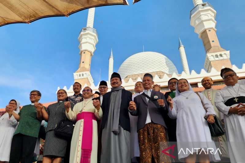 Uskup Agung Semarang Ucapkan Selamat Idul Fitri di Masjid Agung Jawa Tengah