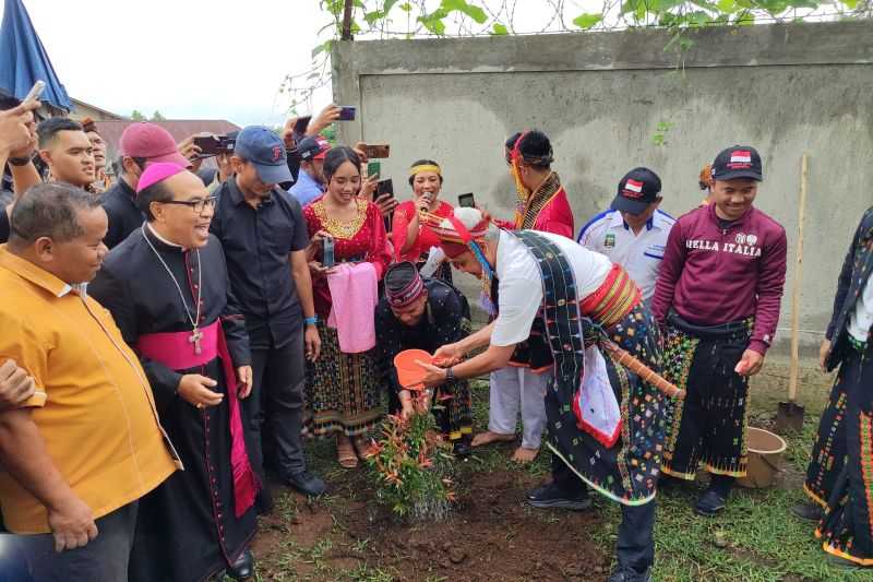 Uskup Ruteng Dampingi Capres Ganjar Pranowo Tanam Pohon