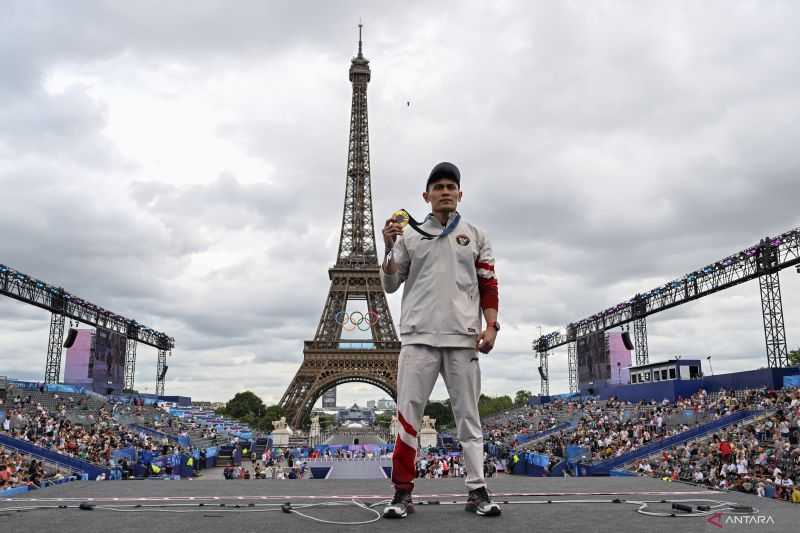 Veddriq dan Rizki Juniansyah Ikut Defile Tim Indonesia di Penutupan Olimpiade Paris