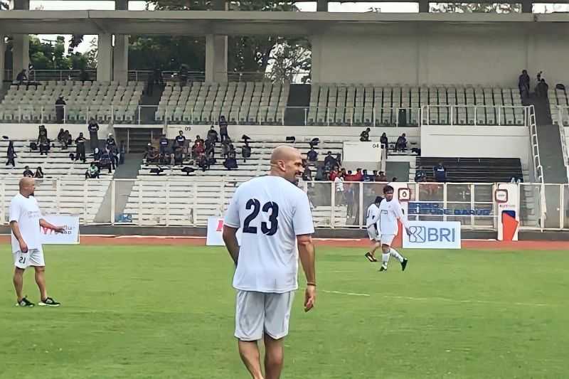 Veron Bermain Sepak Bola Tanpa Alas Kaki di Stadion Madya GBK