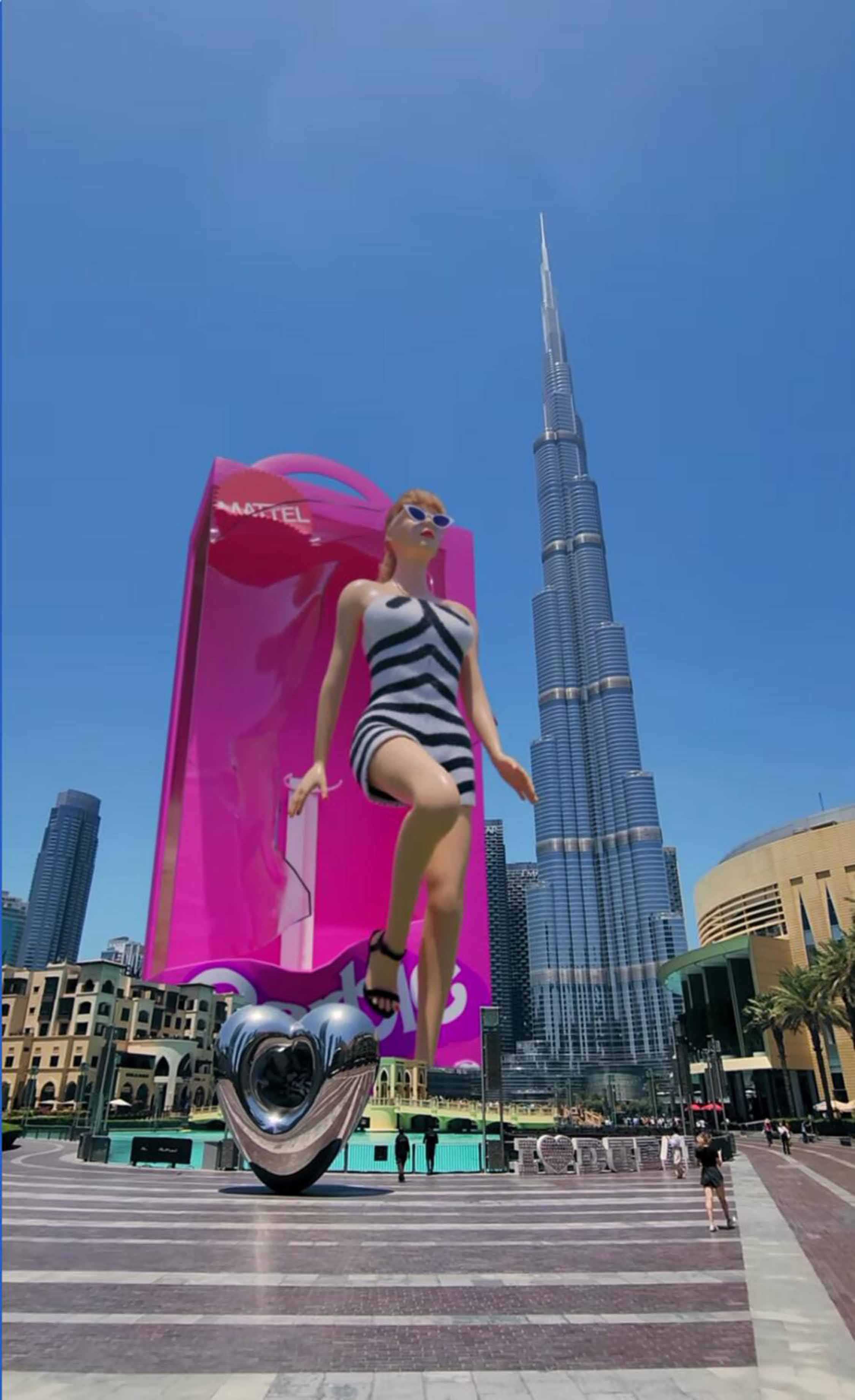 Video 3D Boneka Barbie Raksasa Muncul di Samping Gedung Ikonik Dubai