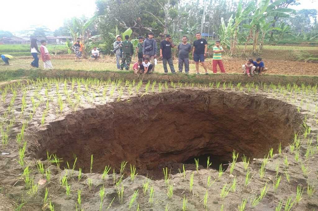 Viral! Fakta-fakta Kemunculan Lubang Misterius Sedalam 10 Meter di Persawahan Warga di Bandung