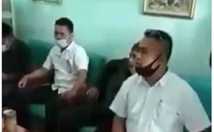 Viral Guru Posting Video Jalan Rusak & Membuat Aparat Desa Setempat Kesal