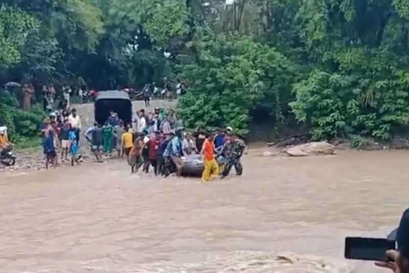 Viral, Ibu Hamil yang Akan Melahirkan Dievakuasi saat Lewati Aliran Sungai yang Deras