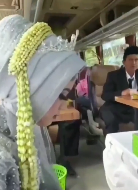 Viral! Pasangan Pengantin Menikah Di Dalam Bus di Tengah PPKM