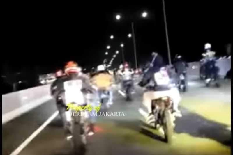 Viral! Puluhan Pengendara Supermoto Terobos Jalan Tol Kelapa Gading-Pulogebang. 25 Orang Diperiksa Polisi
