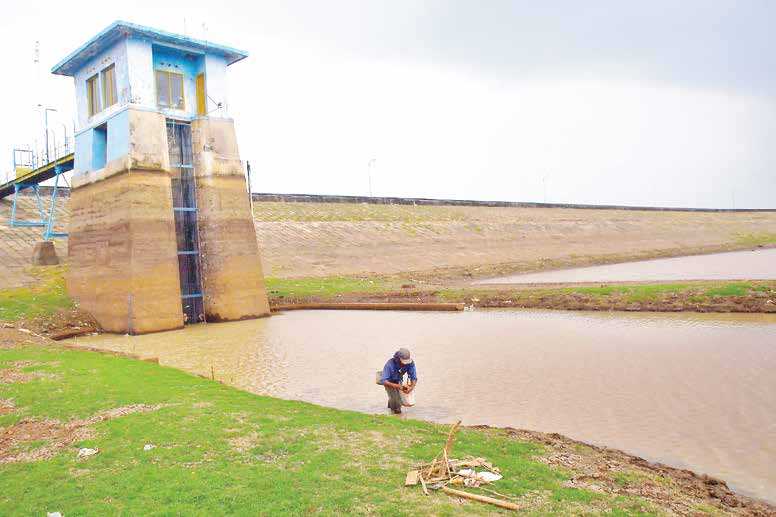 Volume air Waduk Dawuhan Madiun Menyusut