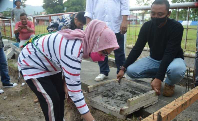 Wabup Letakan Batu Pertama Pembangunan Tribun Lapangan Likada