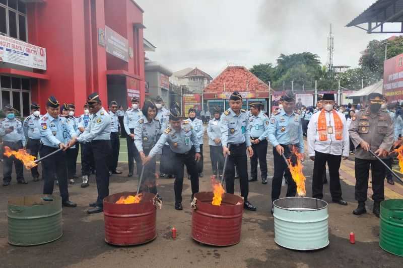 Waduh Banyak Sekali, Petugas Rutan Salemba Musnahkan 670 Telepon Genggam Milik Narapidana