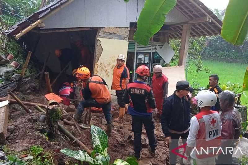 Waduh, Bapak dan Anak Tertimbun Longsor di Sukabumi