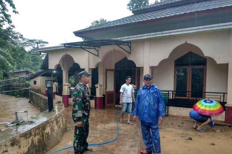 Waduh, BPBD Sebut Air Sungai Cibojong Meluap Rendam Masjid di Sukabumi