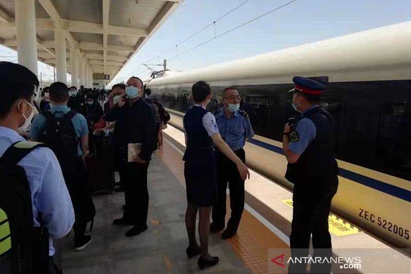 Waduh Covid-19 Tak Kunjung Reda, Kereta dari Xinjiang Berhenti Beroperasi