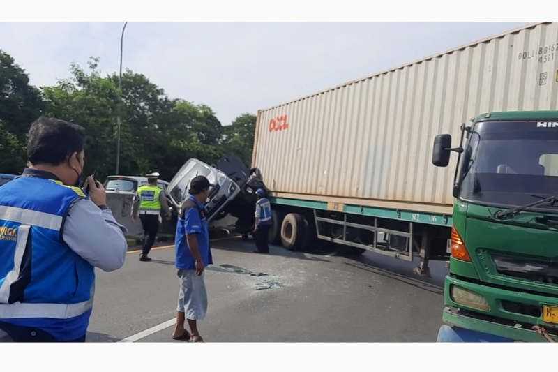 Waduh, Dua Mobil Tergencet Truk Kontainer di Tol Semarang