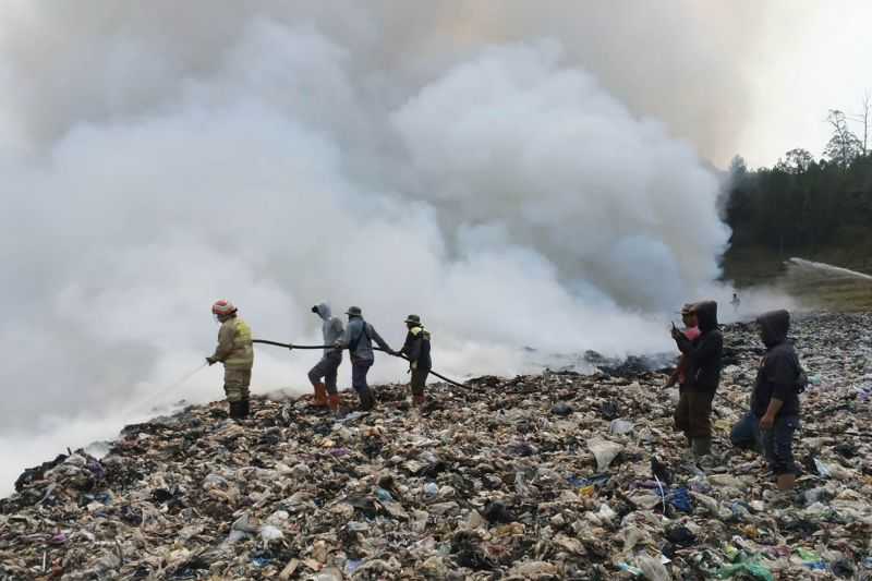 Waduh, Gunungan Sampah di TPA Tlekung Kota Batu Jatim Terbakar