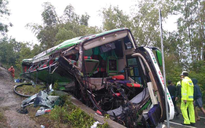 Waduh! Hendak Berangkat ke Asrama, Bus Pengangkut Jemaah Calon Haji Indonesia Alami Kecelakaan sampai Terperosok, Begini Kondisinya